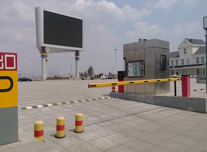 穆棱河廣(guang)場(chang)2進(jin)2出